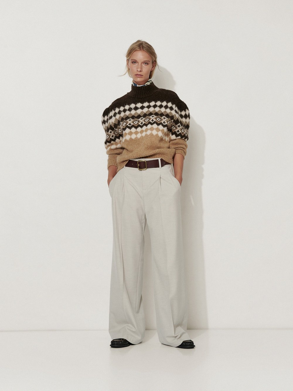 Womens trousers Mara Wide in Light Grey, wide-leg trousers with pleats, outfit view worn by model