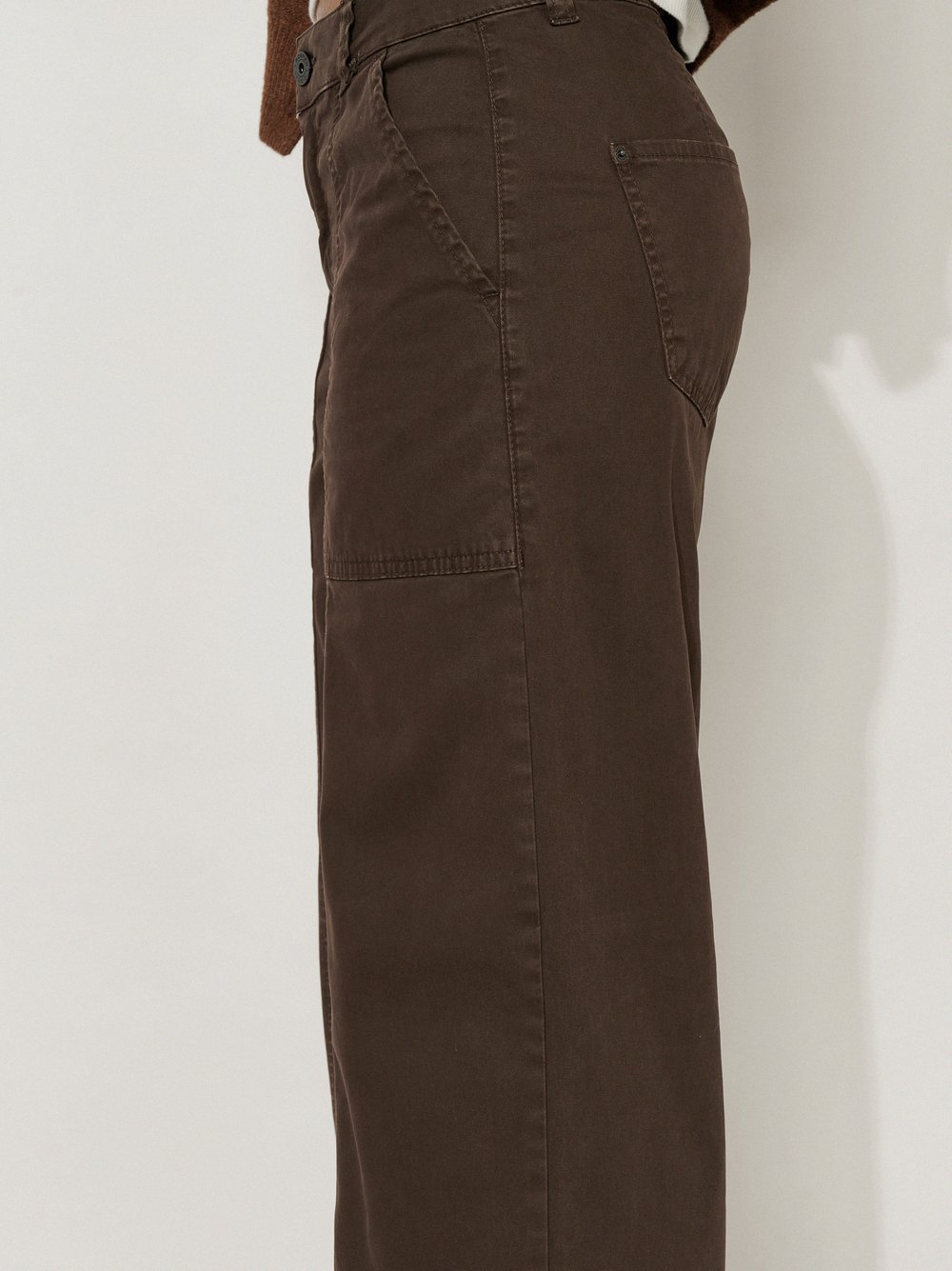 Womens trousers Mara Wide in Dark Brown, wide-leg worker trousers, detail view