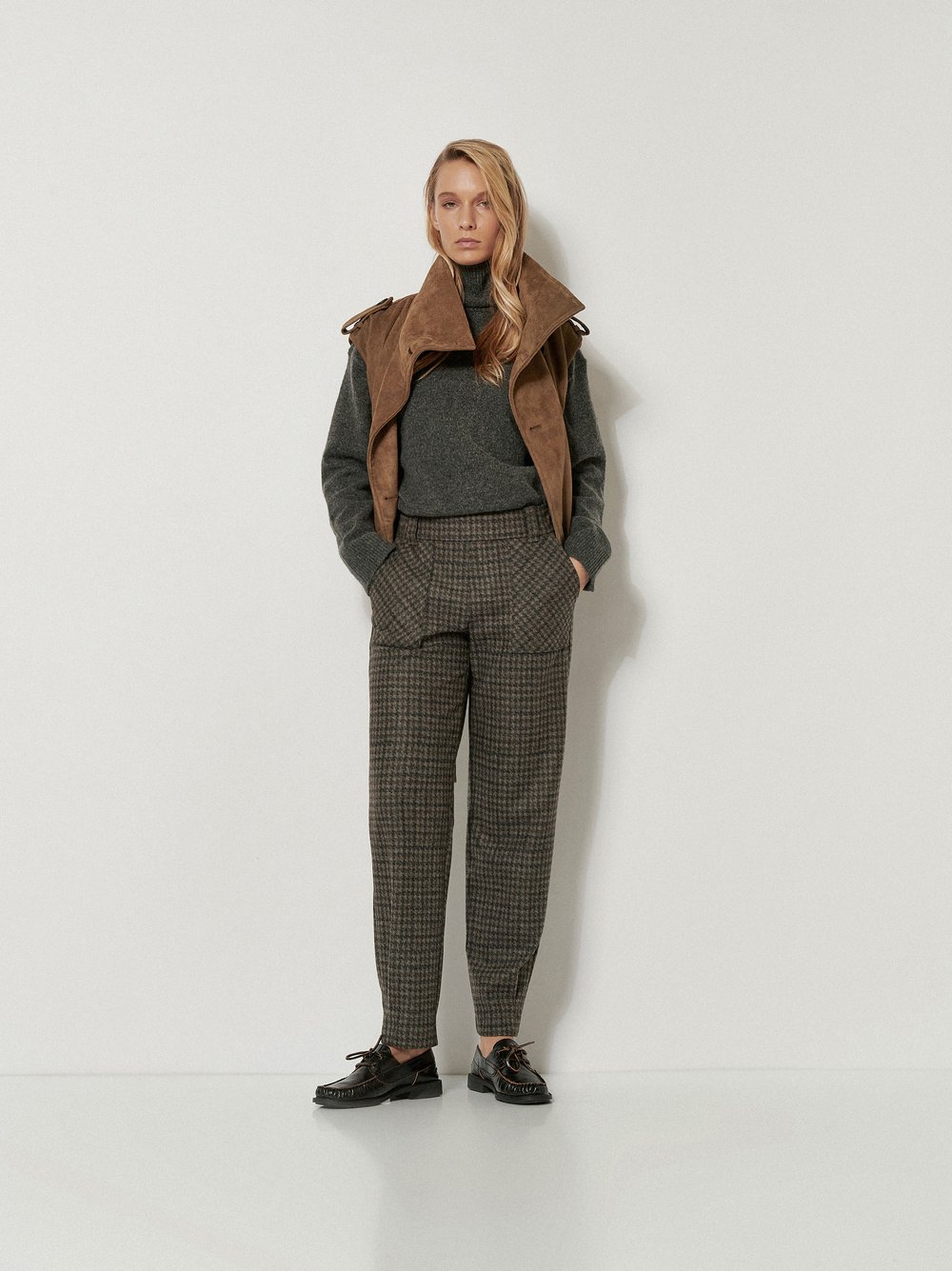 Womens trousers Mara Tapered in Grey, tapered-fit trousers in a houndstooth pattern, outfit view worn by model