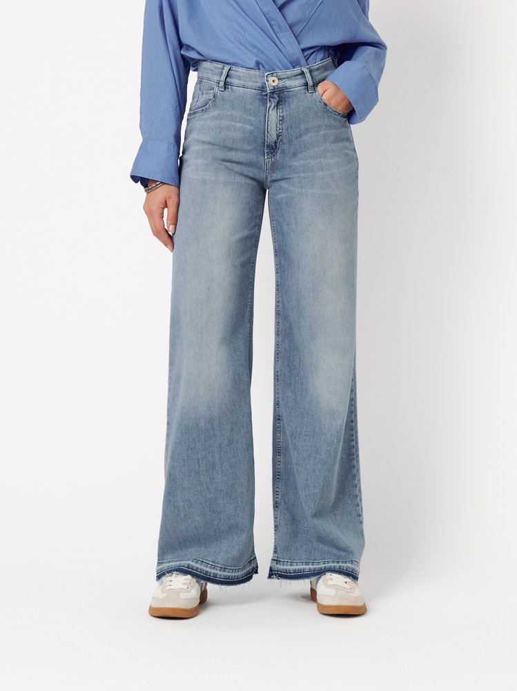 Womens jeans Audrey Wide in bleached blue, wide-leg jeans with raw hems, front view worn by model