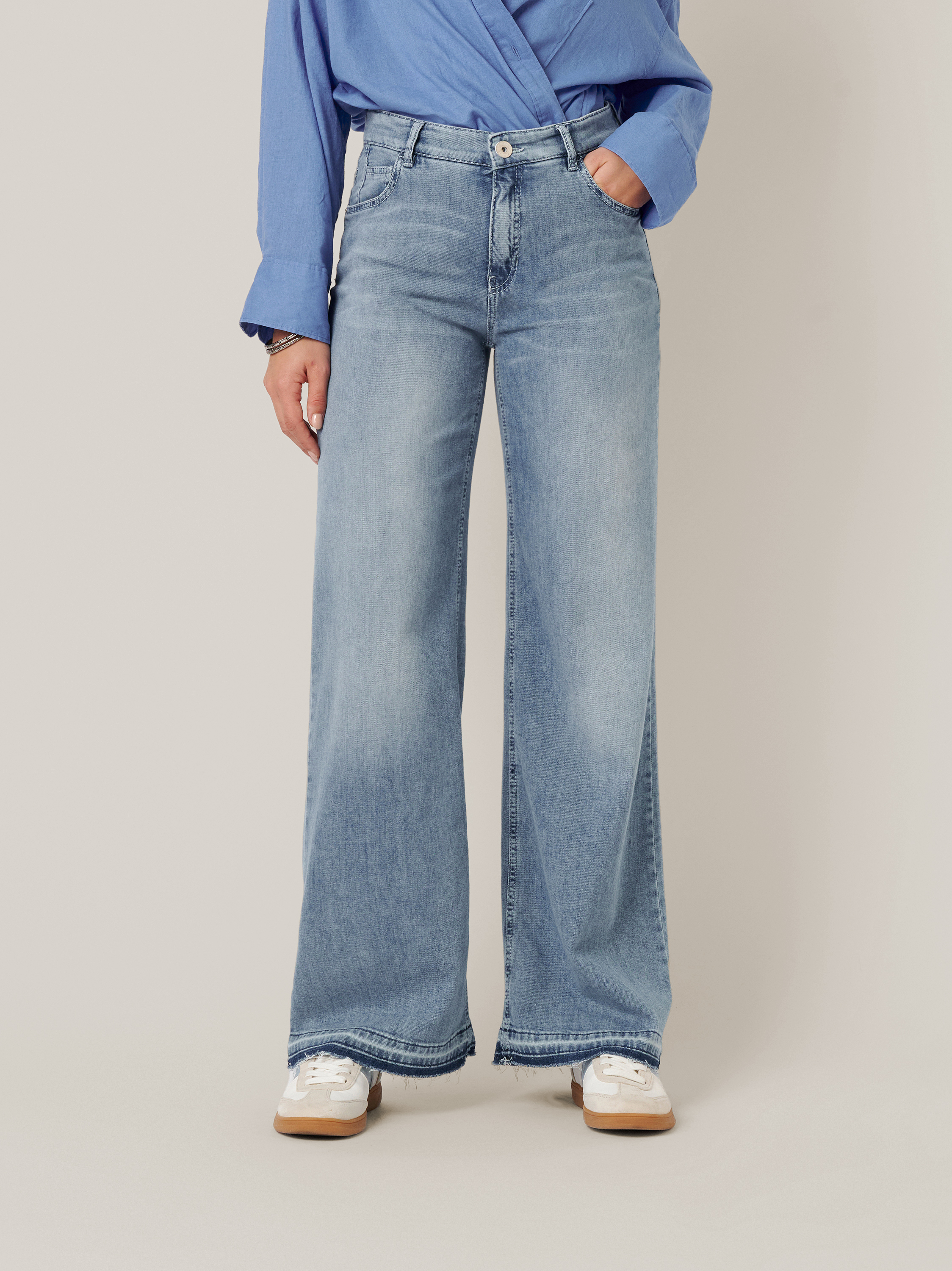 Damenjeans Audrey Wide in bleached blue, Wide Leg Jeans mit offenkantigen Saeumen, Frontansicht am Model getragen