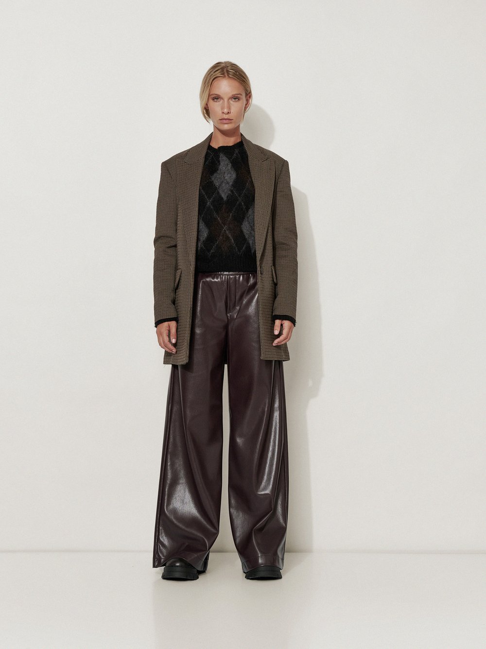 Womens trousers Mara Wide in Bordeaux, wide-leg trousers in leather look, outfit view worn by model