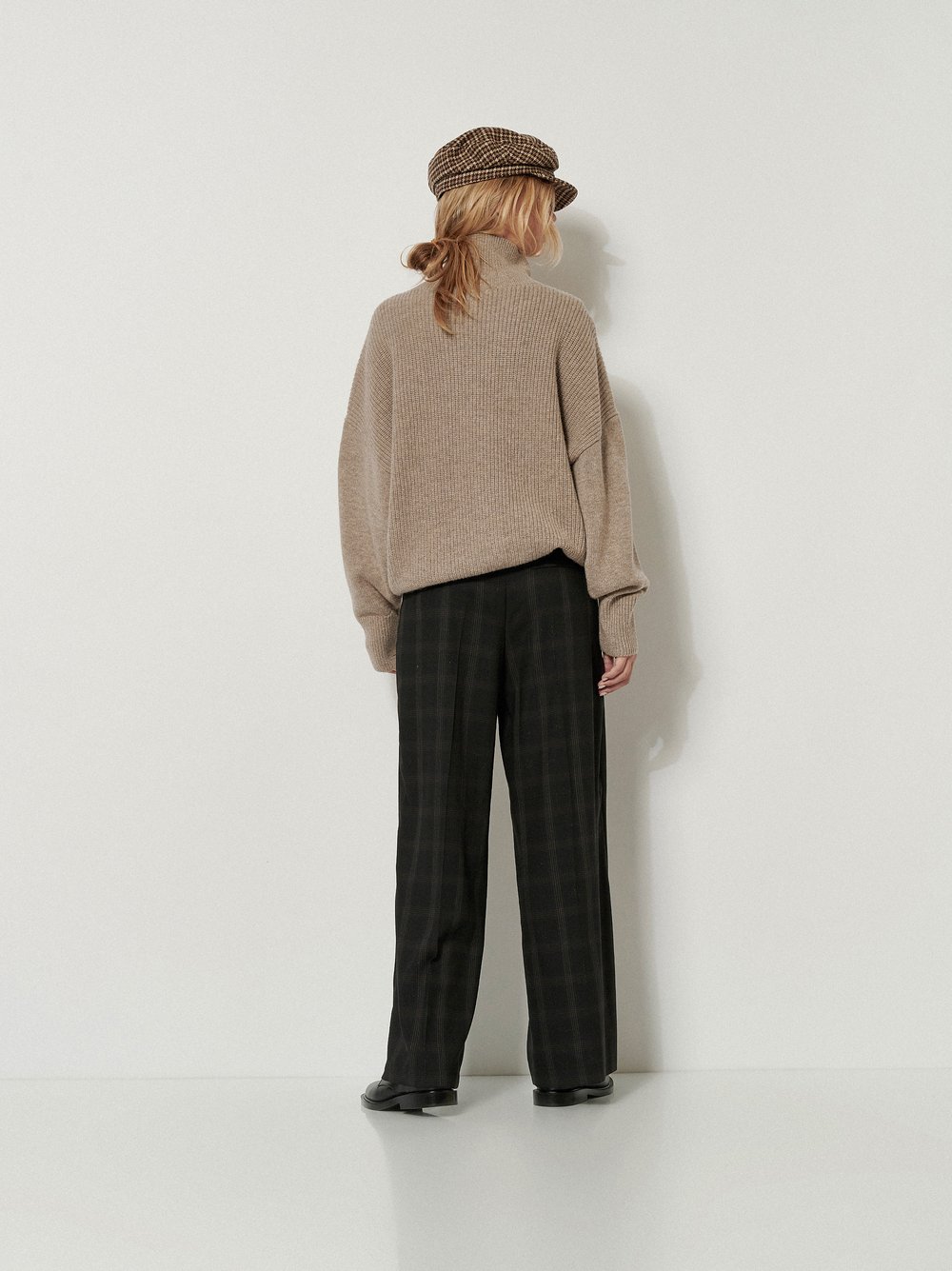 Womens trousers Mara Wide in Black, wide-leg trousers in a check pattern, back view worn by model