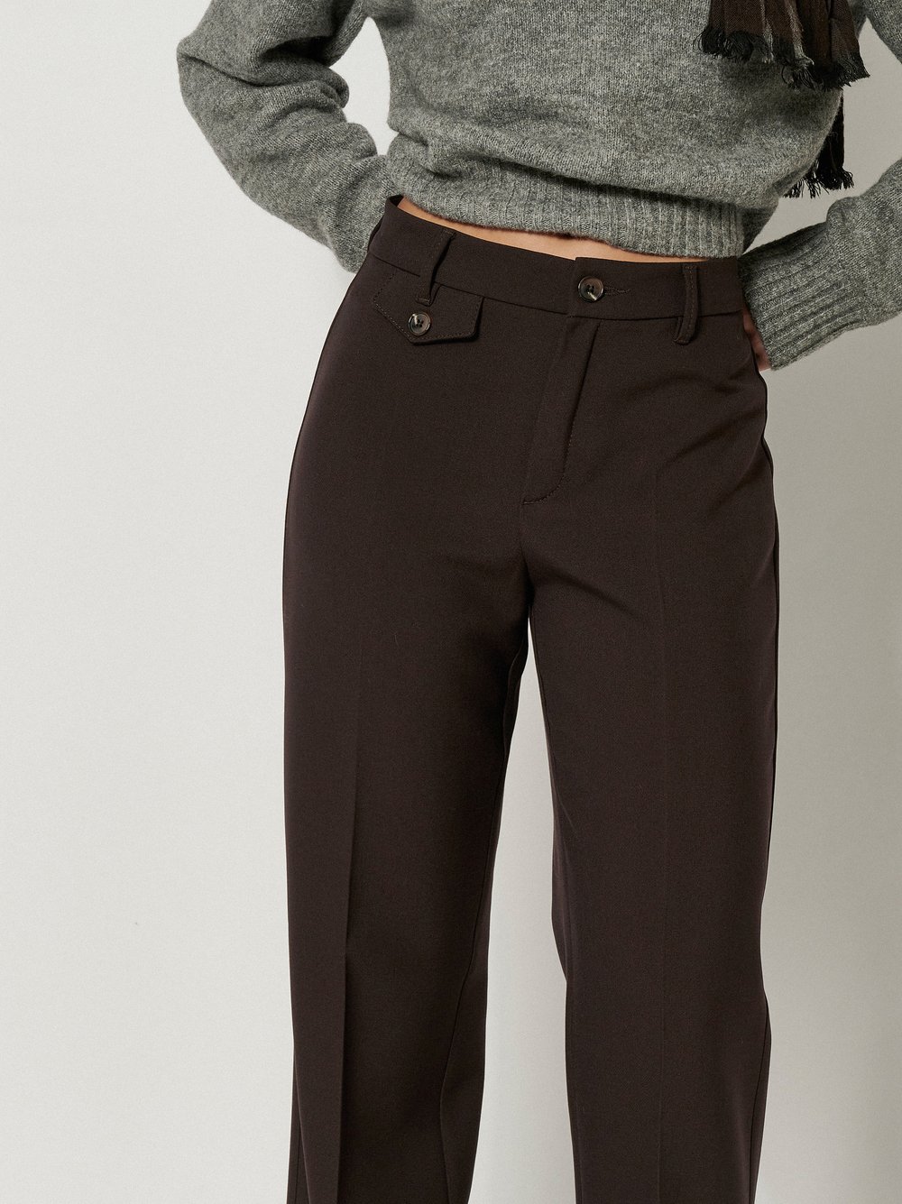 Damenhose Audrey Flared in Dunkelbraun, flared-Hose mit Tailoring-Details, Detailansicht