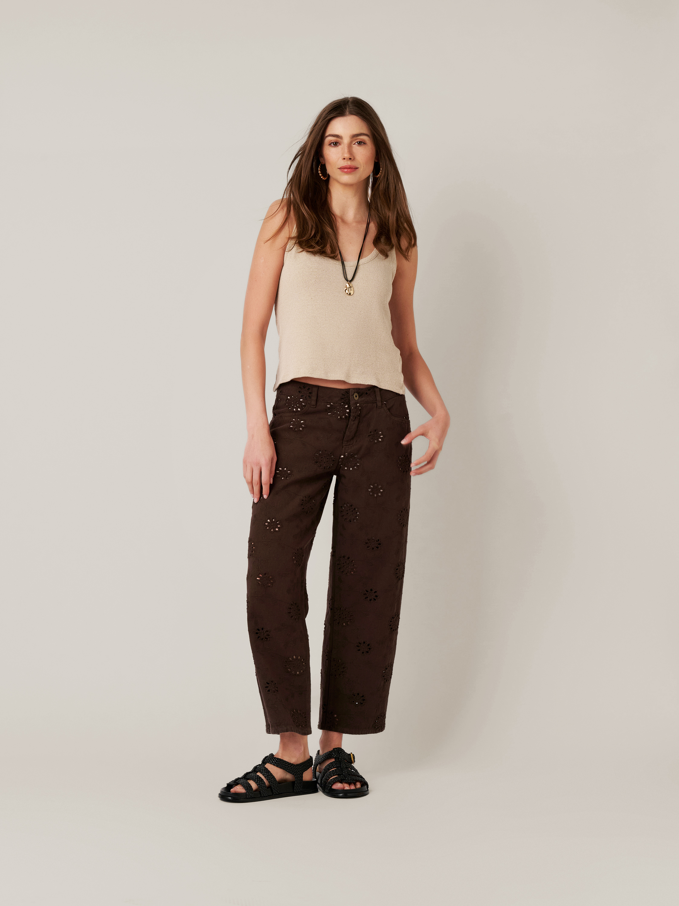 Damenjeans Masha Straight in dark brown, Straight Jeans mit floraler Lochstickerei, Outfitansicht am Model