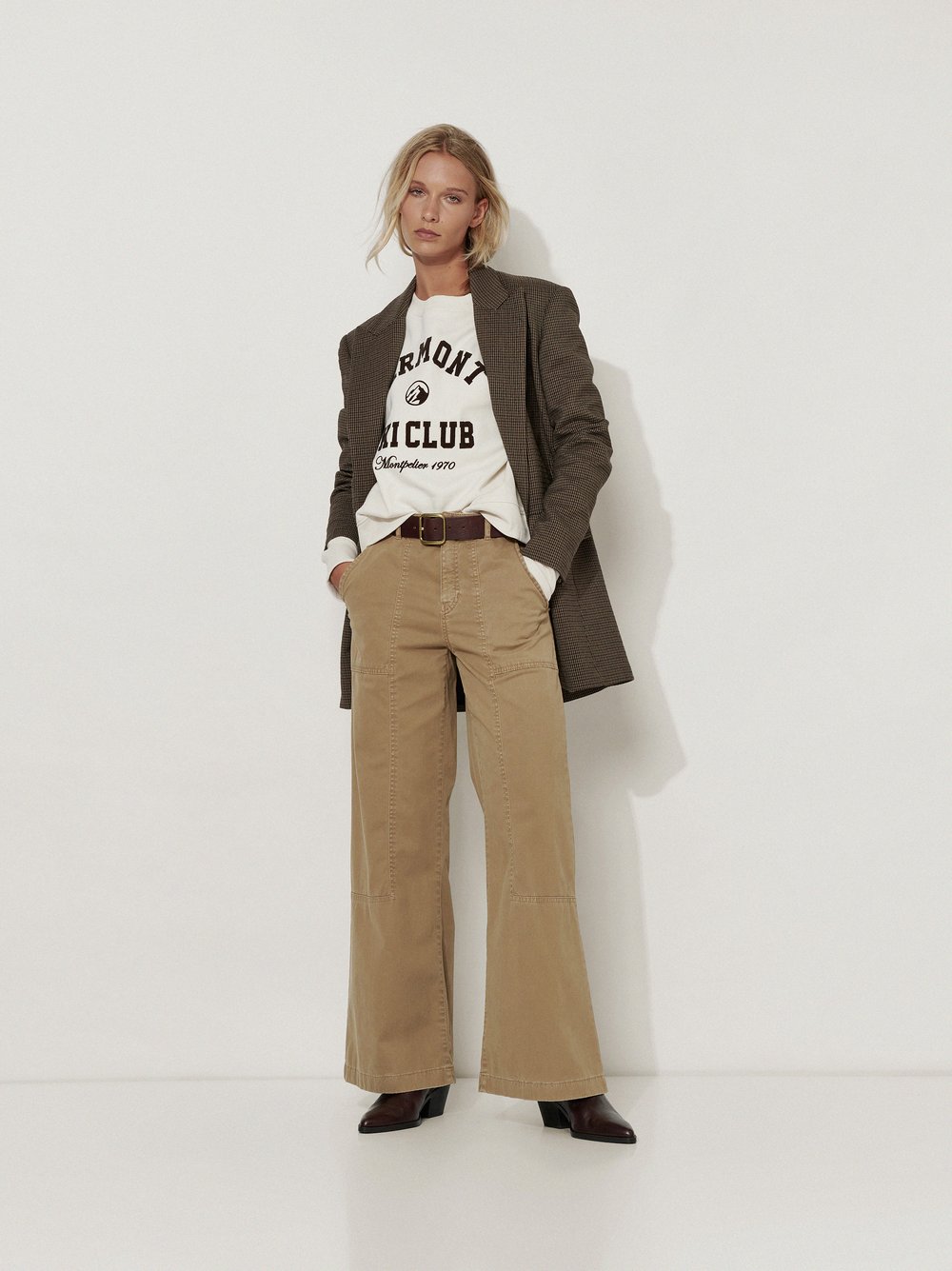 Womens trousers Mara Wide in Camel, wide-leg worker trousers, outfit view worn by model