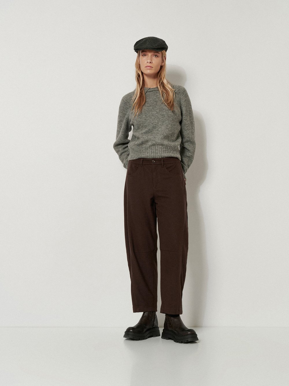 Womens trousers Mara Barrel in Dark Brown, barrel-fit trousers in soft flannel, outfit view worn by model