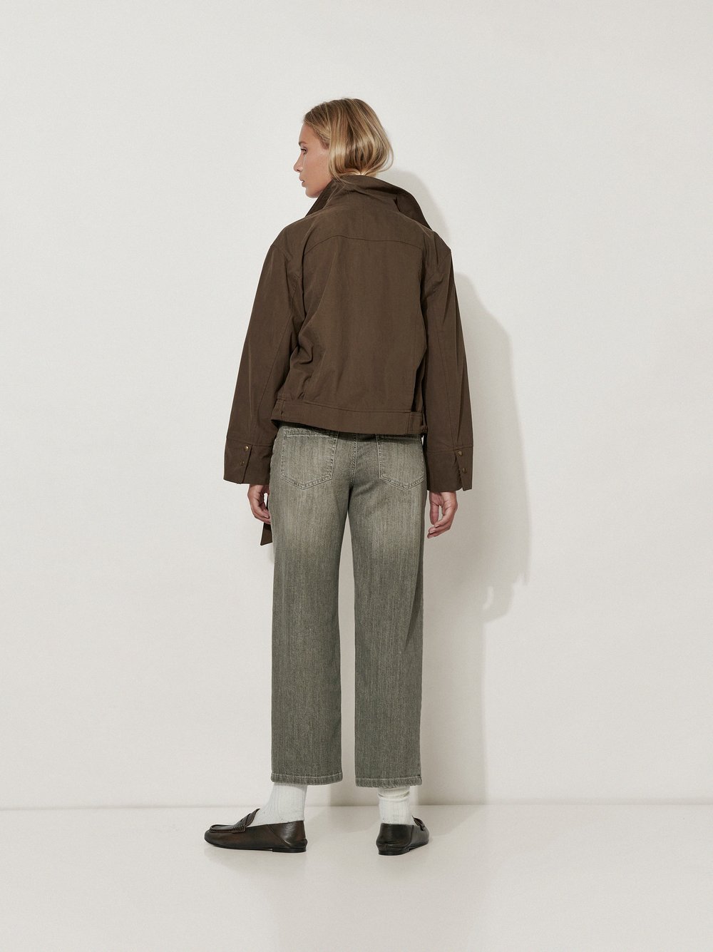 Womens jeans Masha Straight in Khaki, straight-fit jeans in an authentic wash, back view worn by model