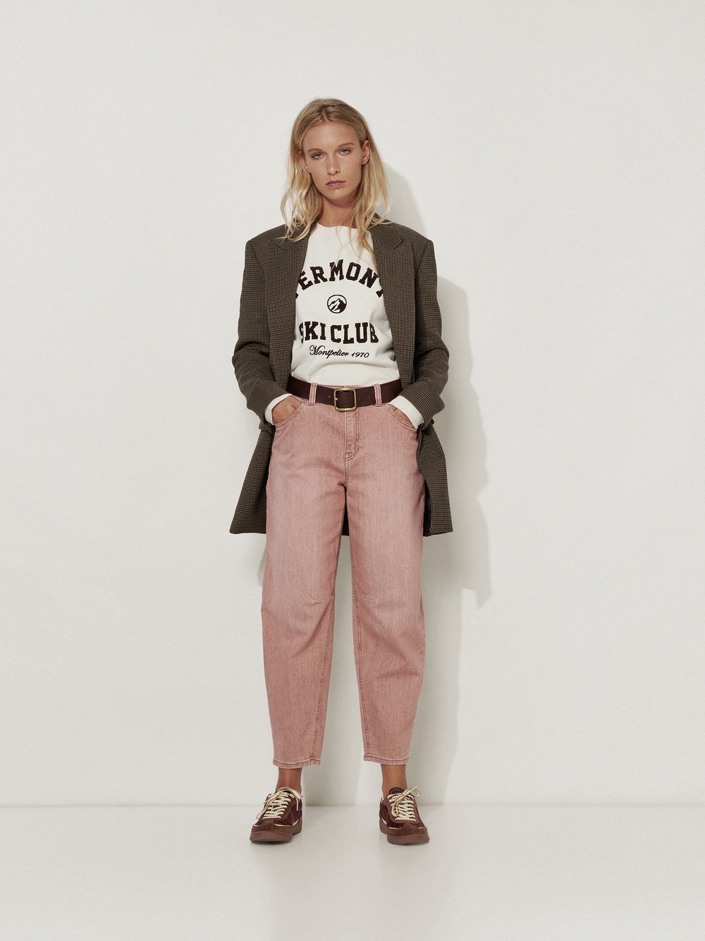 Womens jeans Mara Tapered in Rose, o-shape jeans in japanese denim, outfit view worn by model