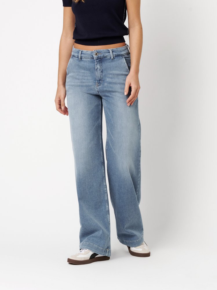 Womens jeans Audrey Wide in mid blue, wide-leg jeans, front view worn by model