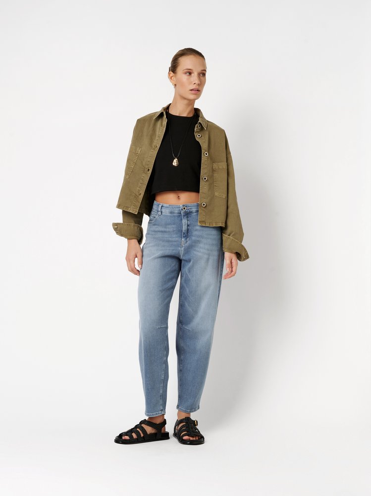 Womens jeans Mara Barrel in mid blue, barrel-fit jeans, outfit view worn by model