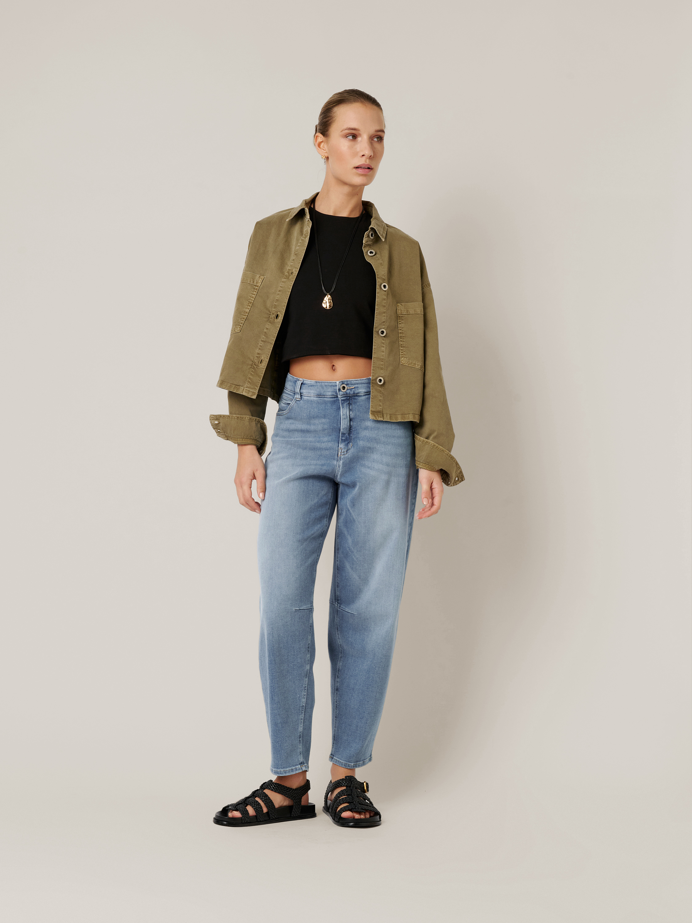 Womens jeans Mara Barrel in mid blue, barrel-fit jeans, outfit view worn by model