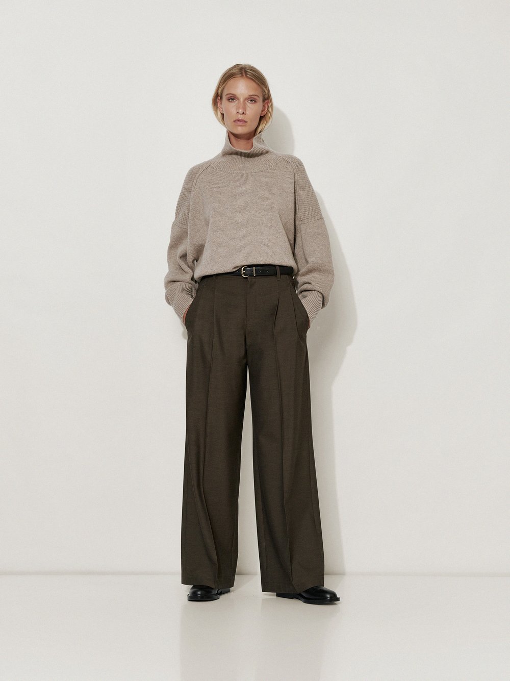 Womens trousers Mara Wide in Dark Brown, wide-leg trousers with pleats, outfit view worn by model